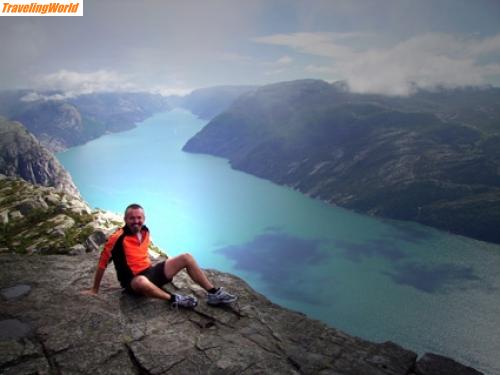 Norwegen: web0423JoePreik2 / ...und schon trennt mich nur noch 1 Meter vom 600 m hohen Abgrund