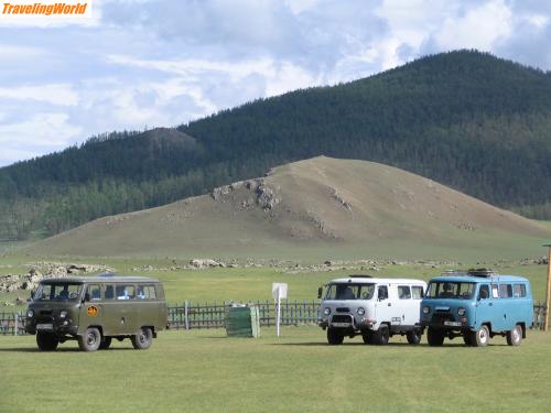 Mongolei: Mongolei Juli 2007 411 / die einzigen Autos mit denen man überall durchkommt!!!