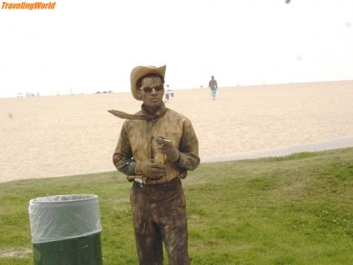 USA: Amerika 041 / eine lebendige Statue am Venice Beach,  gibt man ihn einen Dollar so bewegt er sich für einen kurzen moment weiter  und bleibt danach wieder regungslos stehn:-) war sehr lustig zu beobachten:-)