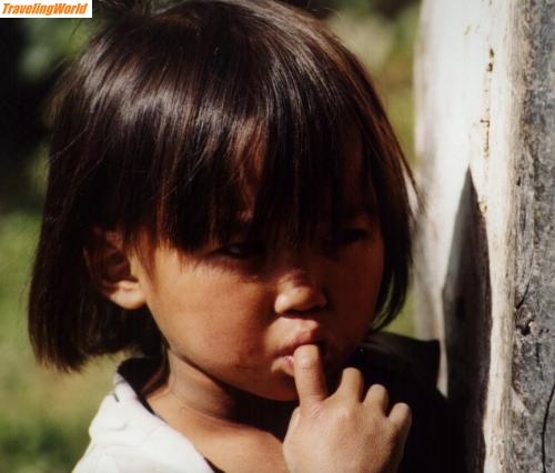 Nepal: Kindergesicht / Wir werden beobachtet...