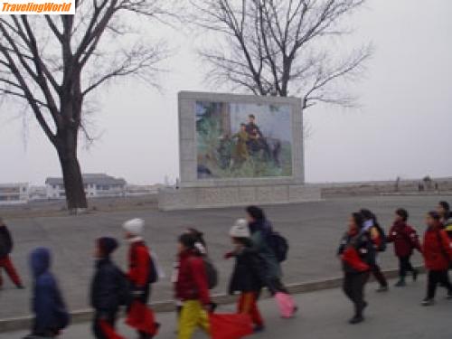 Nordkorea: Korea_0118 / Straßenverkehr - man läuft, weil es keine Autos oder kein Benzin gibt... 