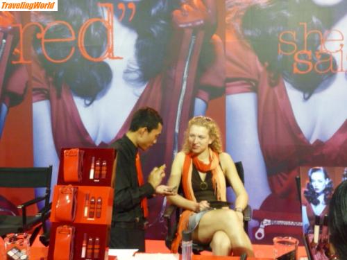Malaysia: P1020341 / MAC- Promotion, mal schauen was die asiatischen Make-up Artists so drauf haben? Fazit: NICHTS!