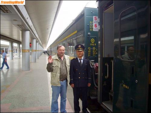 China: 09 a3 Am Bahnhof in Peking / 
