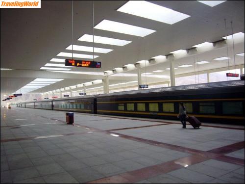 China: 10 r19 Der Bahnhof in Lhasa / 