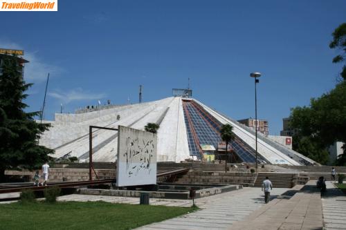 Albanien: Pyrmide-Mausoleum-Enver-Hox / Pyramide-Mausoleum-Enver-Hoxha in Tirana, heute ein Spielplatz für Jugendliche. Teuerstes Bauwerk Albaniens ,erbaut von Hoxha`s Tochter und wurde nie fertiggestellt.