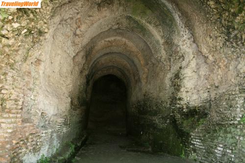Albanien: Eingang-unterirrdischer-Ber / Eingang in die Unterwelt.