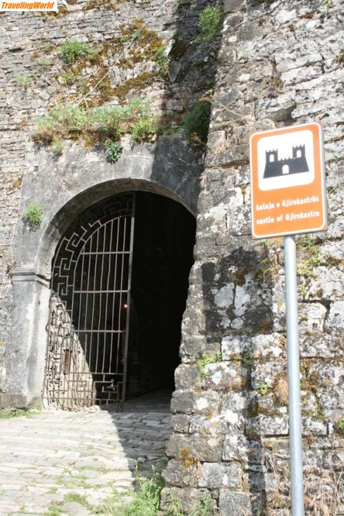 Albanien: Eingang-zur-Burg / 