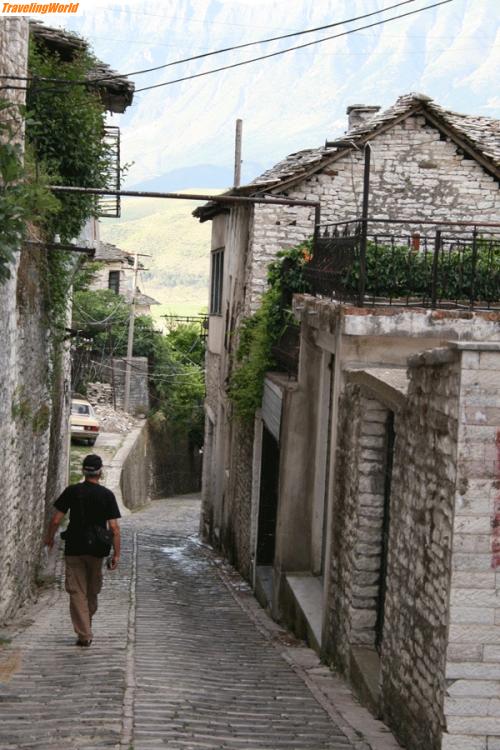 Albanien: Gassen-in-Gjirokastra / enge Gassen in Gjirokastra
