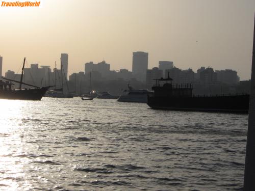 Indien: Indien09 Part1 107 / Mumbai in der Abendsonne (Schifffahrt von Elephant Island zum Gateway of India)