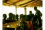 Senegal: 21 Dorfkindern beim Festessen