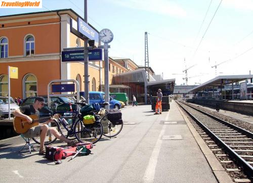 Deutschland: web-K-Passau / Die Zugverspätung in Passau war für Klaus geradezu willkommen: So kann er üben, üben, üben ...