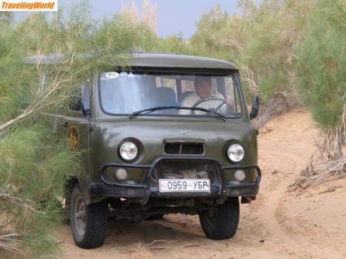 Mongolei: Mongolei Juli 2007 764 / selbst mit viel Anlauf, graben, unterlegen von Sträuchern, ausräumen des Autos, etc. eine schwierige Angelegenheit weiter zu kommen in der Sandwüste!