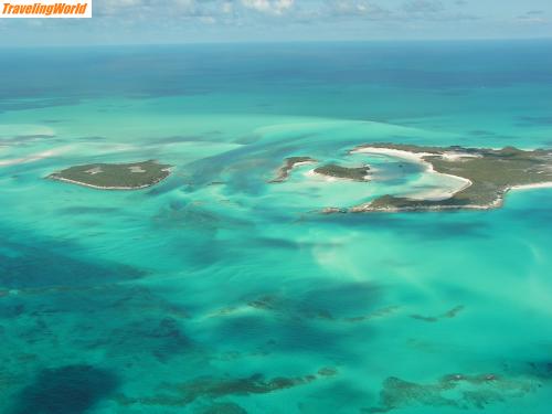 Bahamas: PICT0019 / Eine Insel der Exumas aus vielleicht 2000 Fuß - das Bild ist NICHT nachbearbeitet - keinerlei Farbkorrektur. Und es ist nur ein Teilausschnitt, diese Farben schlagen einem an vielen Orten rundum entgegen.
