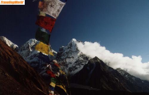 Nepal: Gebetsfahnen im Wind / 