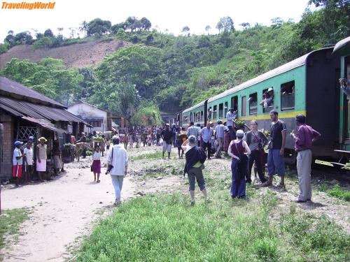 Madagaskar: Ältere Bilder 090 / Es gibt immer viel zu sehen 
mit dem Zug von Fianarantsoa nach Manakara  ( Madagaskar ) 