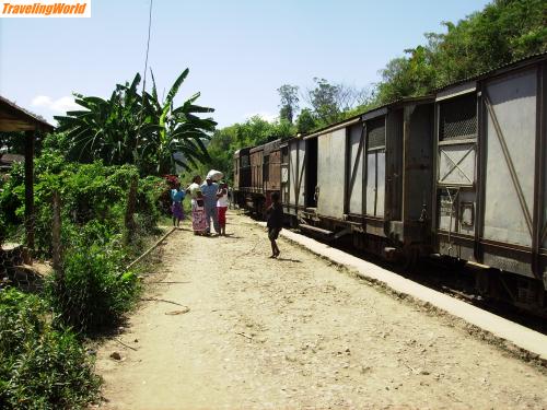 Madagaskar: Ältere Bilder 085 / An allen Bahnhöfen wird ein und ausgeladen