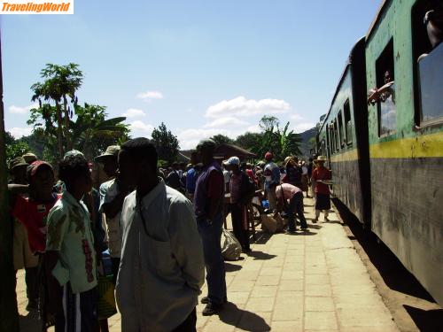 Madagaskar: Ältere Bilder 083 / Alle wollen die Reisenden sehen .Das ganze Dorf ist vertreten.