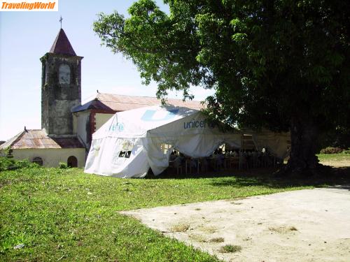 Madagaskar: Mada 239 / Schule in einem Zelt von Unesco neben der ältesten Kirche von St Marie