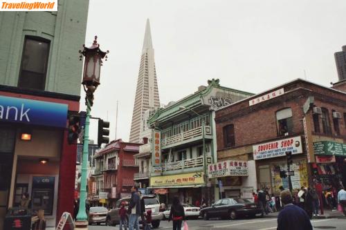 USA: Chinatown / San Francisco: Chinatown, im Hintergrund Financial District