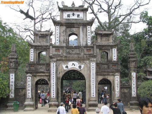 Vietnam: Vietnamurlaub 13.02.-11.03.2007-1 267 / Das dreiteilige Tor wurde 1989 errichtet (Parfumpagode)