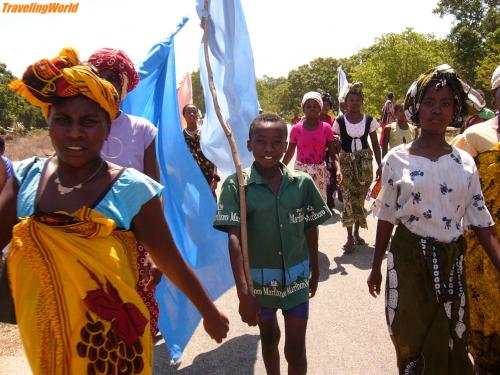 Madagaskar: 363 / 
Sakalava ?
Die ganze Familie nimmt an der Beschneidung teil.
Oft wird im dazugehörenden Umzug Zuckerrohr mitgeführt.