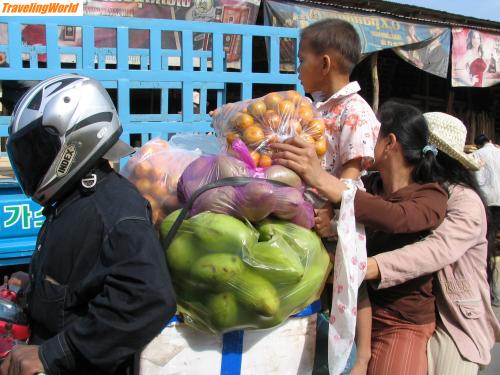 Kambodscha: Kambodscha und Thailand 18.02.-14.03.2008 066 / kurze Zeit später waren die Mangos auf der Straße verteilt!