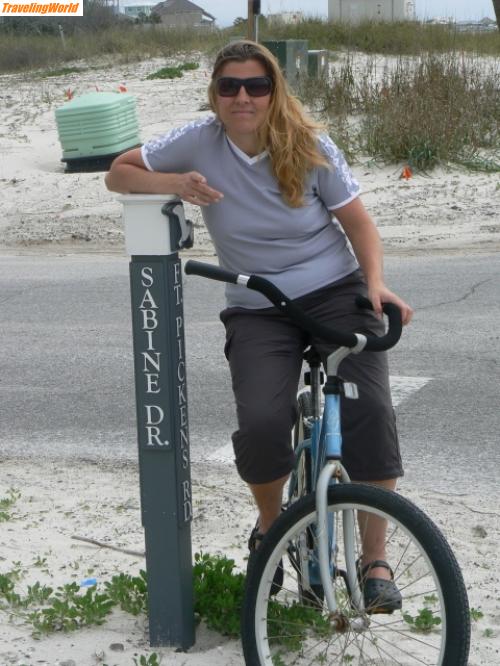 USA: sabine / Sabine Drive an der Pensacola Beach. Eine kleine Stadt im Westen Floridas am Meer und wieder einmal mehr ein toller Strand. Der letzte fuer laengere Zeit. Denn jetzt geht\'s langsam Inland.....