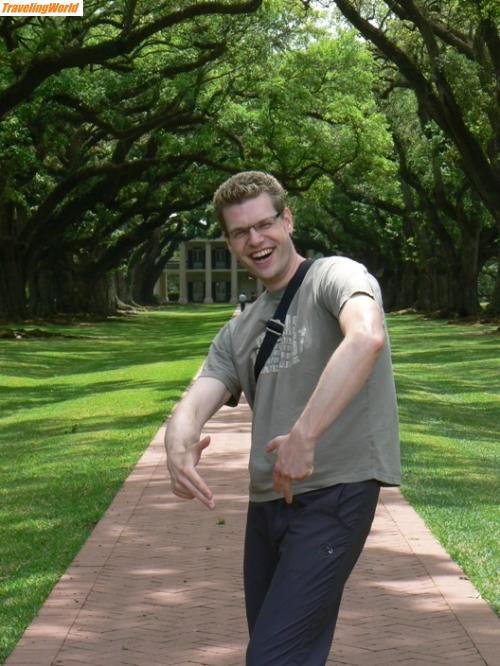 USA: 4.JPG / Oak Alley eine alte Suedstaaten Plantage ...Zuckerrohr... damals das weisse Gold.
Reto im neueren HipHopStyle