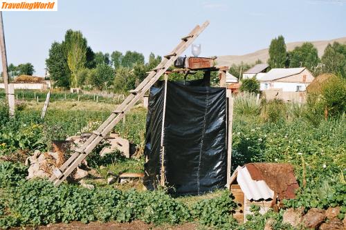 Kirgisistan: imm011_12-32 / Unsere Dusche mit fließend warmem Wasser aus dem Blechtank.