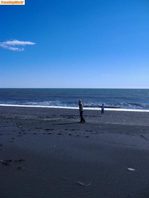 Island: Black Beach / 