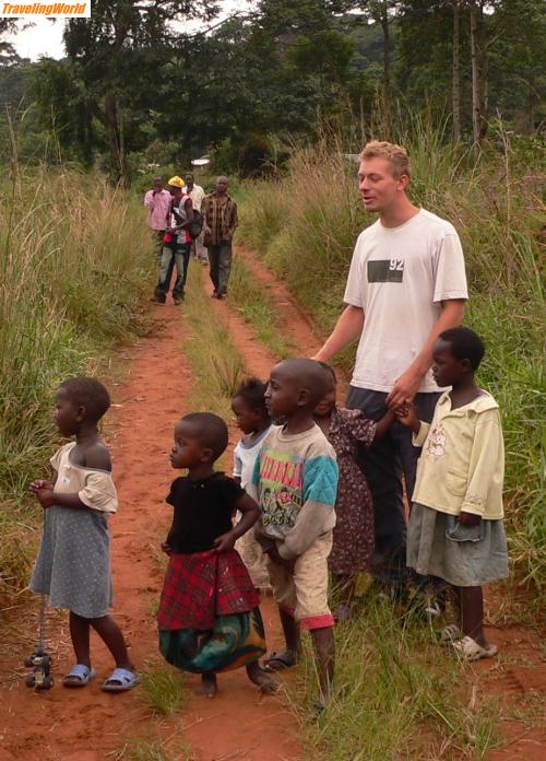 Uganda: 020 / Fabian mit afrikanischen Kindern