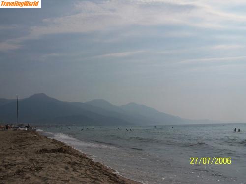 Trkei: Davutlar sahili / Der breite \\\"Love Beach\\\" Sandstrand nahe Davutlar. Im Hintergrund ist der stark bewaldete Naturschutzpark Dilek Halbinsel zu sehen