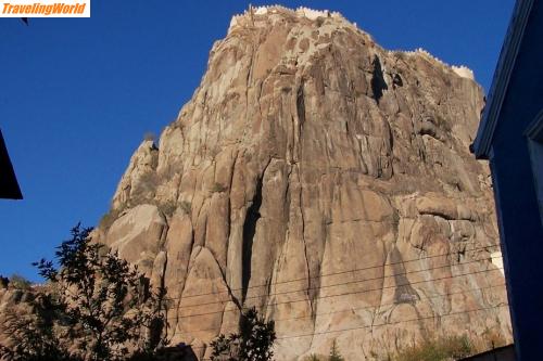 Trkei: Afyon-Trakit2 / Der Trachyt (vulkanisches Gestein) von Afyon, ganz oben der Turm