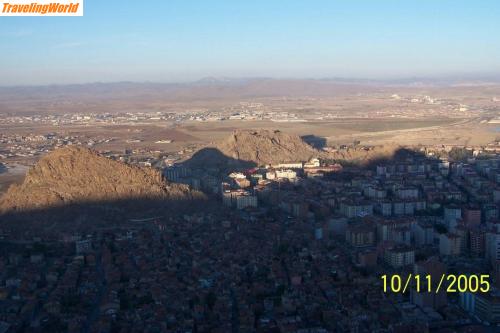 Trkei: Afyon kalesi2 / Der Name der Stadt kommt vom extansiven Anbau von Mohnfeldern in der Gegend (Afyon=Mohn). \"Ufo\" auf dem Photo erkannt ?
Die Stadt ist auch sehr wichtig für Ihre geothermalen Quellen und Spa\'s. Vielen Wohnungen in der Stadt wird Quellenwasser beliefert.
