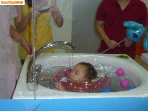 Malaysia: P1020644 / So lernt ein Singapore Baby Schwimmen-Hinter einer Glasscheibe im Kl Shoppng Center- im Contest mit anderen Babys