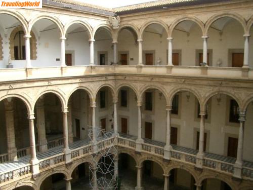 Italien: 1253Palerm 13.03.06 114 / Schlossinnenhof