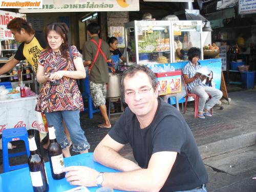 Thailand: DSCF1237 / Waerend de wartens natuerlich ein Bier...
Bangkok stinkt , ist schmutzig und laut --> nur Raus hier