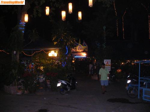 Thailand: DSCF1248 / Am nechsten Tag Tempel Besichtigung. Schuhe aus und Barfuss den steinigen Berg rauf bei 30 Grad alle Suenden abgebuesst.
Blattgold gepickt, Rauecherstaebchen abgebrannt, Blumen geopfert.
