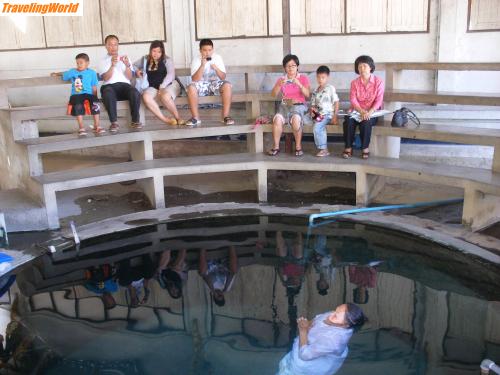 Thailand: DSCF1256 / Die Nonne die fuer 200Bht meditierend ueber dem Wasser schwebt ... hihhi ... ds kann ich auch. Sprituell bisher keine weitergehenden Erfahrungen gemacht / bleibe den naturwissenschaften verbunden wie es sich fuer einen Ingenieur gehoert