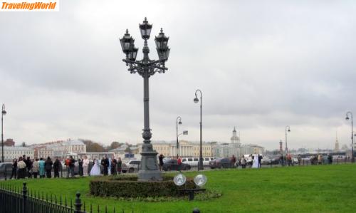 Russland: M.P.09.07 488 / Beliebtes Hochzeitmotiv am Denkmal von Zar Peter dem Großen im Park.