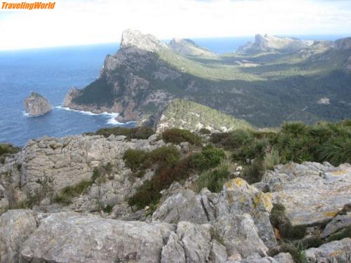 Spanien: Mall. Feb.09 215 / Vom Leuchtturm aus (Die schmale, serpentinenreiche Straße ca 3,5Km
ist nicht ganz ungefährlich, Gegenverkehr),wird man mit einem der schönsten Panoramen der Insel belohnt.