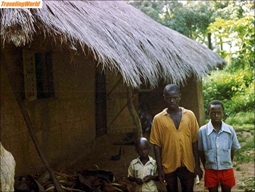 Senegal: 17 Vor einer Savannenhütte / 