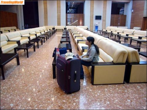 China: 10 r18 Der Bahnhof in Lhasa / 