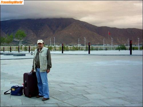 China: 10 r16 Am Bahnhof in Lhasa / 