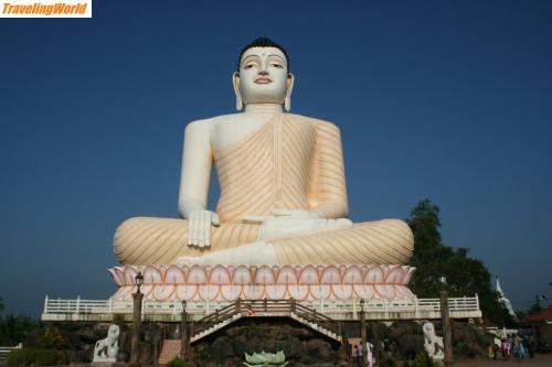 Sri Lanka: IMG_9305 / Einge gigantische Buddhastatue in Alugama_1
