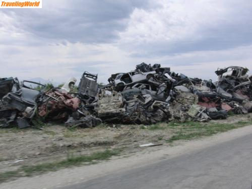 Albanien: Autofriedhof / Autofriedhof neben der Strasse
