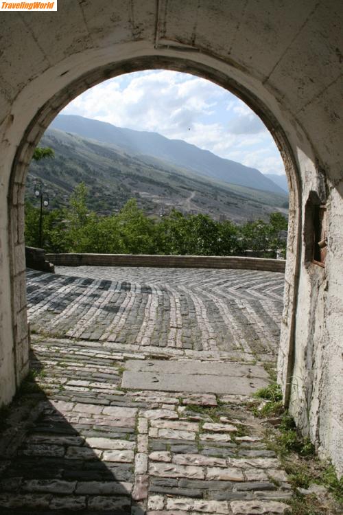 Albanien: Gang-zur-Burg / Aufgang zur Burg