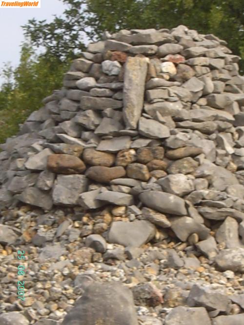 Frankreich: PICT1237 / ein Steinhaufen in der Ardeche