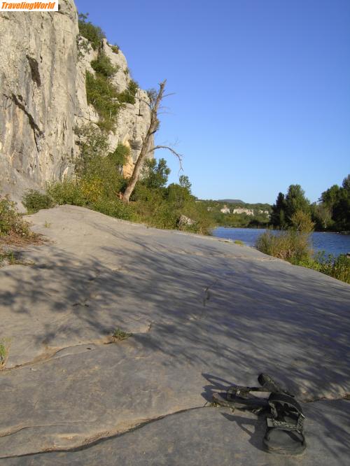 Frankreich: PICT0939 / mein felsen, meine latschen, mein fluss