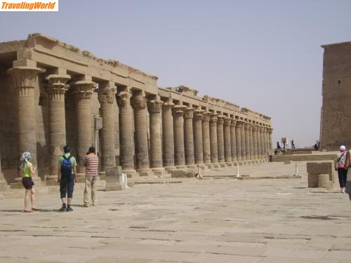 Ägypten: SL700383 / Ein Teil vpm Isis-Tempel, die dunkle Verfärbung an den Säulen zeigt an wie weit er im Nilschlamm versunken war